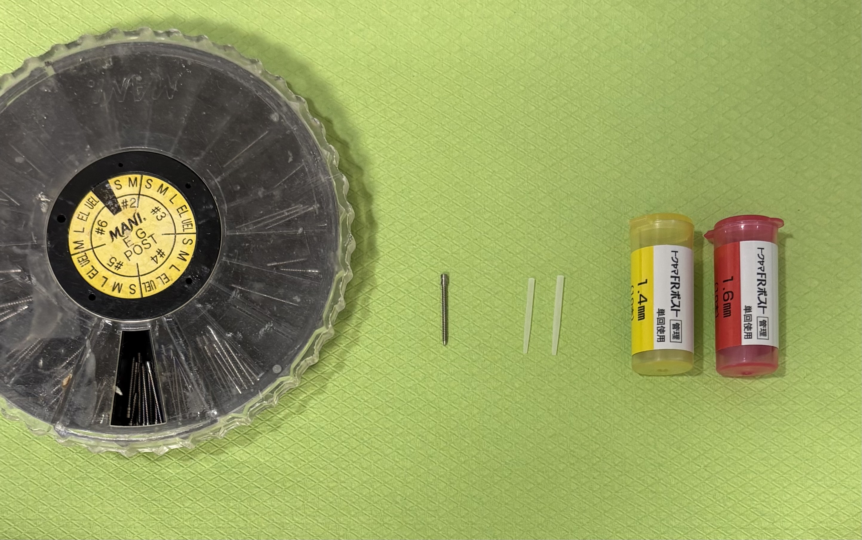メタルポストとファイバーポストの比較写真。左がMANI社のメタルポスト、右がファイバーポスト（1.4mmと1.6mm）