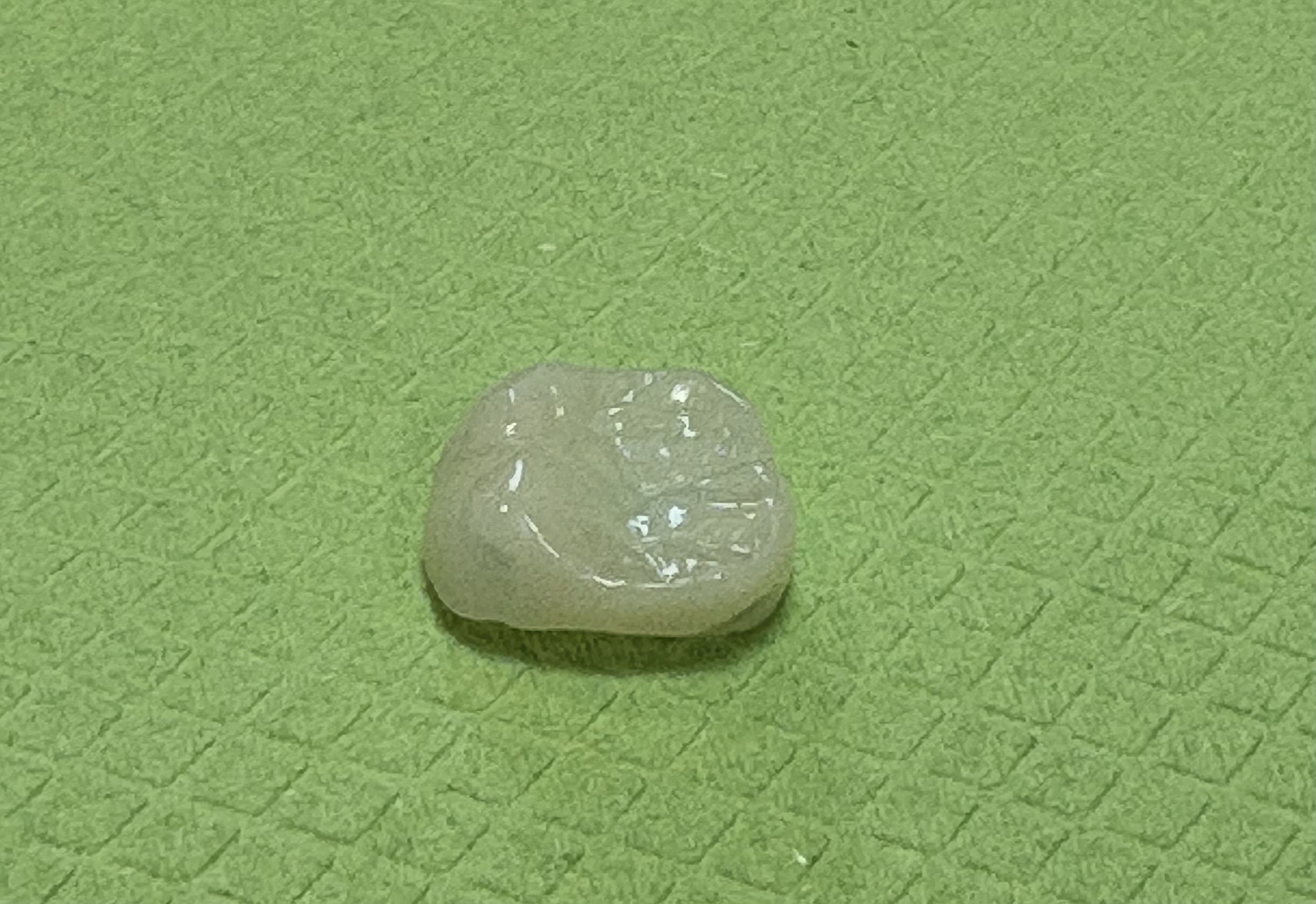 CAD/CAM冠（ハイブリッドレジン製の白い被せ物）の写真