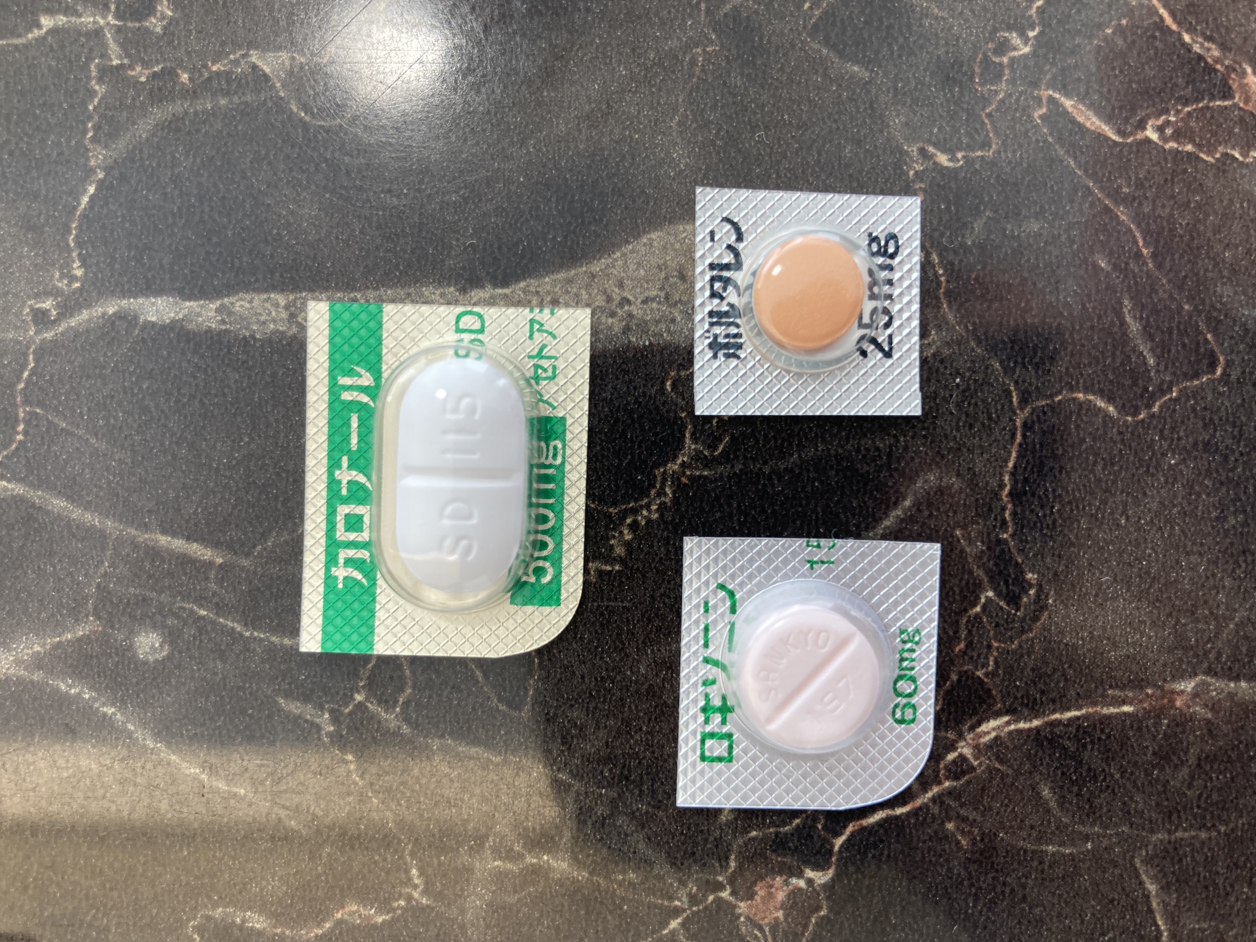 ロキソニン60mg・ボルタレン25mg・カロナール500mgの3つの痛み止めの特徴と効果の違い